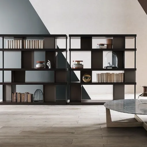 Libreria Jobs con struttura in laccato opaco e mensole in Rovere tabacco di Poltrona Frau