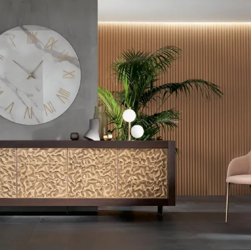 Madia Picasso P12 Mito in legno di Rovere con ante rivestite in acciaio martellato finitura foglia rame di Riflessi