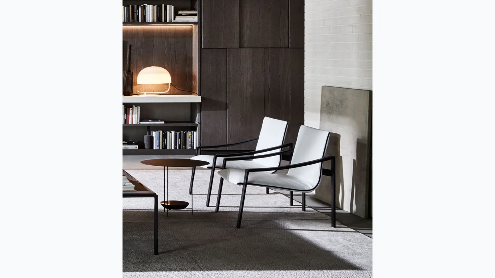 Poltroncina Allure in tessuto bianco e struttura in laccato Nero opaco di Molteni & C