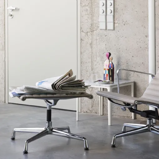 Poltrona in alluminio con rivestimento in pelle imbottito Aluminium Chair EA 124 di Vitra