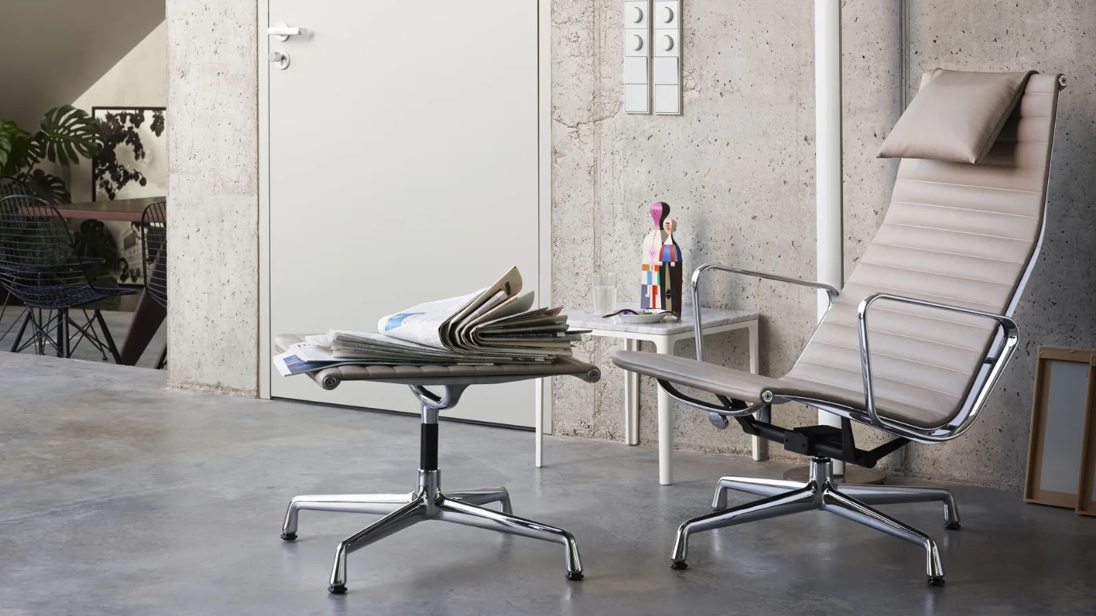 Poltrona in alluminio con rivestimento in pelle imbottito Aluminium Chair EA 124 di Vitra