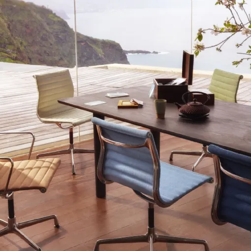 Sedia in tessuto con o senza braccioli Aluminium Chair EA di Vitra