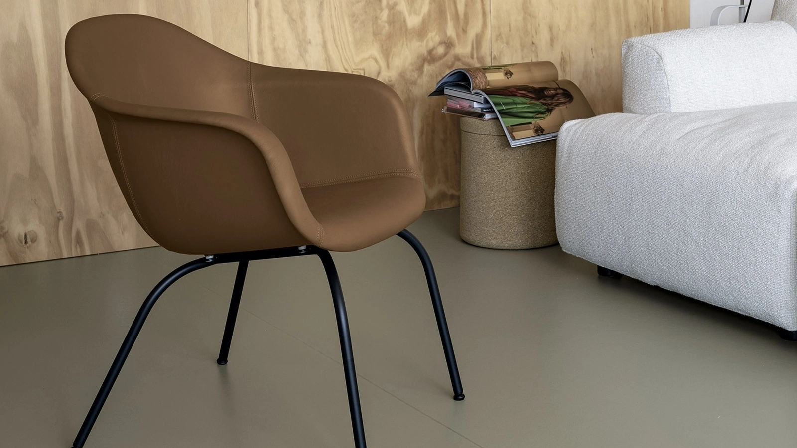 Sedia Elephantino Bucket rivestita in ecopelle di Kristalia