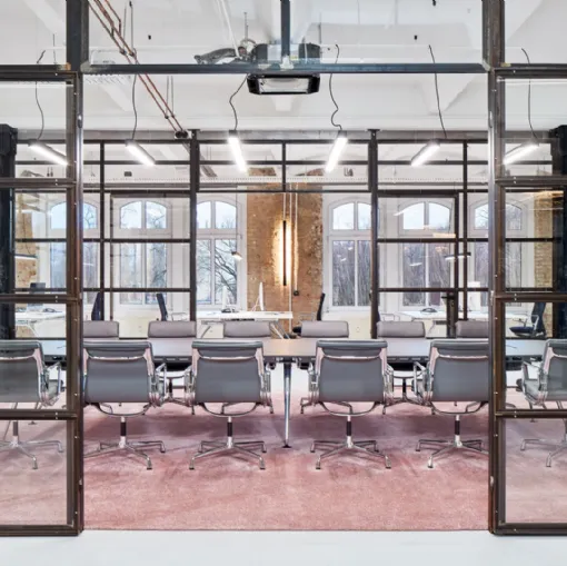 Sedia con braccioli imbottita in pelle Soft Pad Chairs EA di Vitra