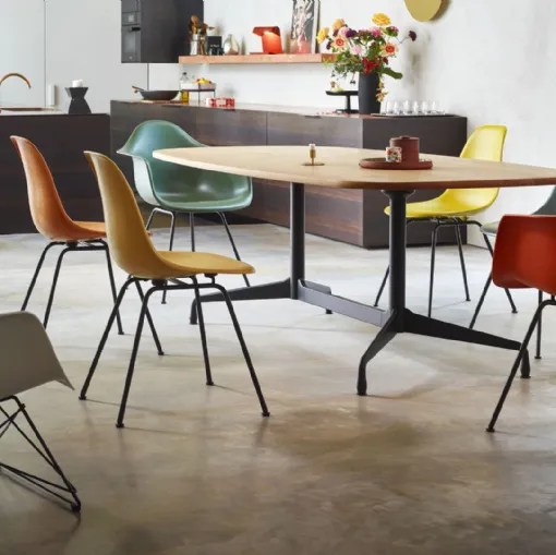 Tavolo Eames Segmented Tables Dining con top in legno massello di rovere e base in metallo di Vitra