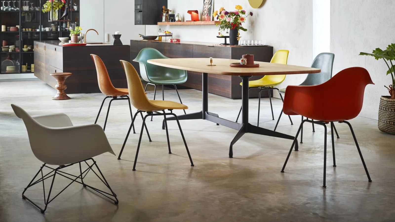 Tavolo Eames Segmented Tables Dining con top in legno massello di rovere e base in metallo di Vitra