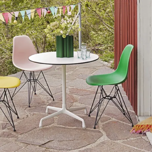 Tavolo con top in laminato bianco adatto all'uso esterno Eames Contract Tables di Vitra