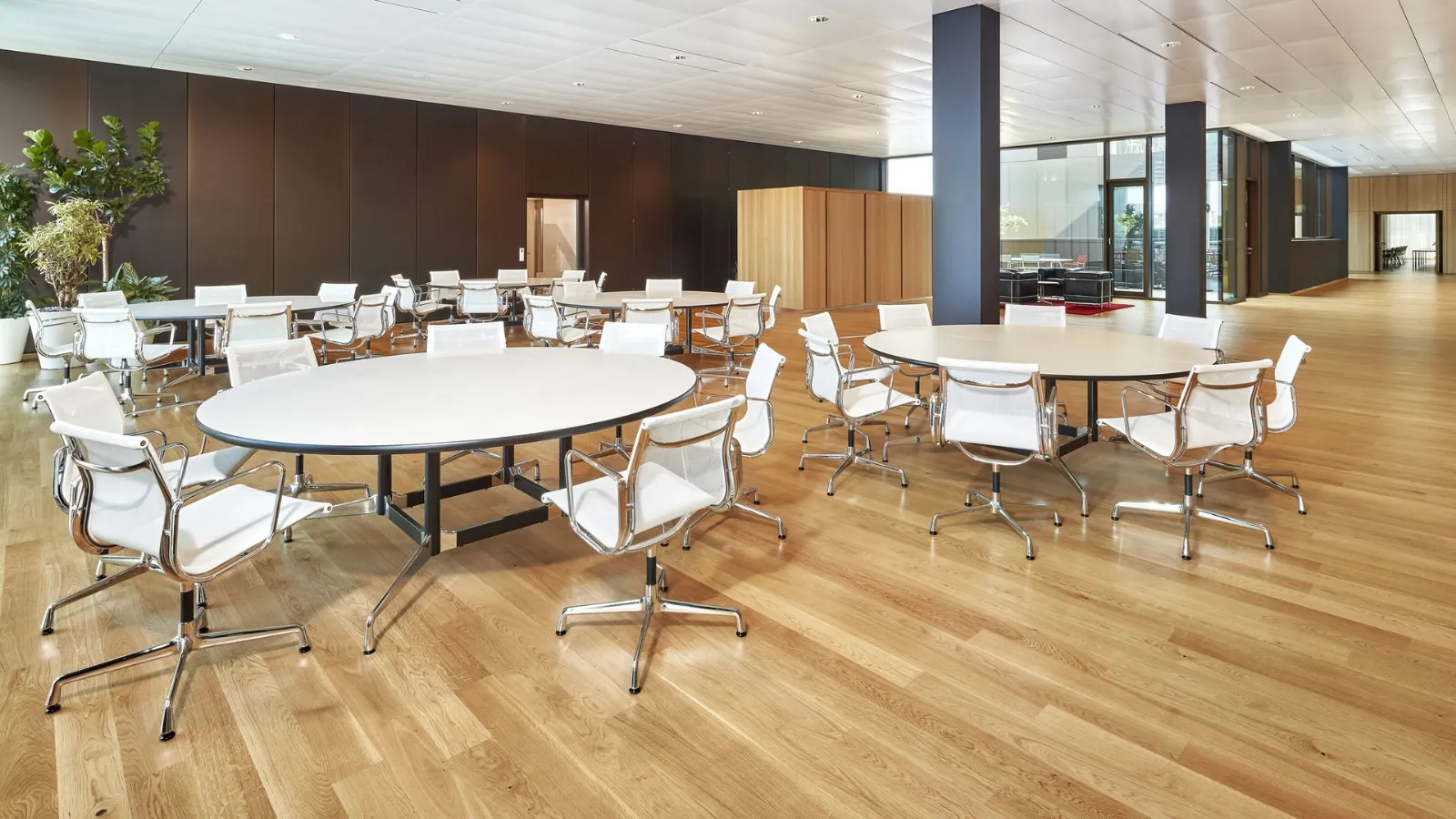 Tavolo con top in laminato bianco e gambe in alluminio Eames Segmented Tables Meeting di Vitra