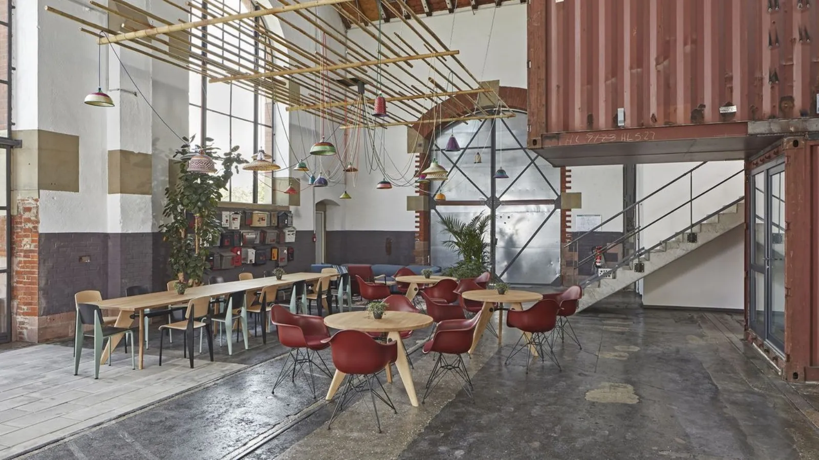 Tavolo con top in legno massello e basamento in lamiera EM Table di Vitra