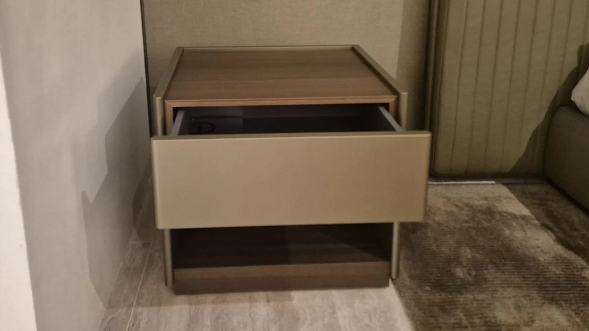Comodino mod. 5050 di Molteni & C