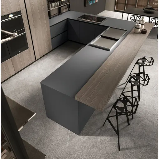 Cucina Design angolare in Fenix grigio con bancone e colonne in olmo Ak 04 06 di Arrital