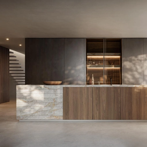 Cucina Design con isola Art in noce e marmo di Modulnova