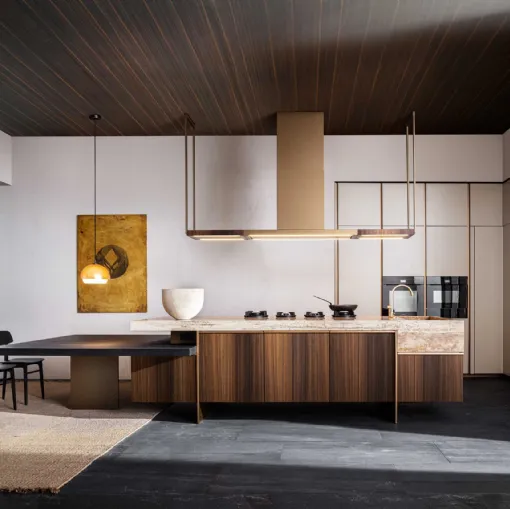 Cucina Design con penisola Ratio in Eucalipto con top in marmo Travertino di Dada