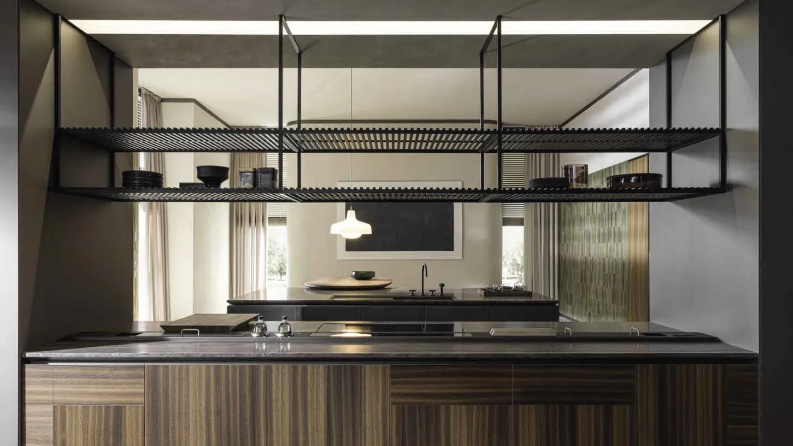 Cucina Design con isola Intersection in Eucalipto e top in marmo travertino di Dada