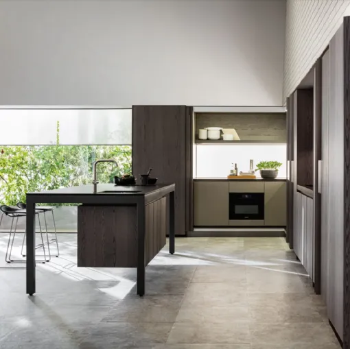 Cucina Design con isola Banco in Rovere Grafite e top in Granito Nero di Dada