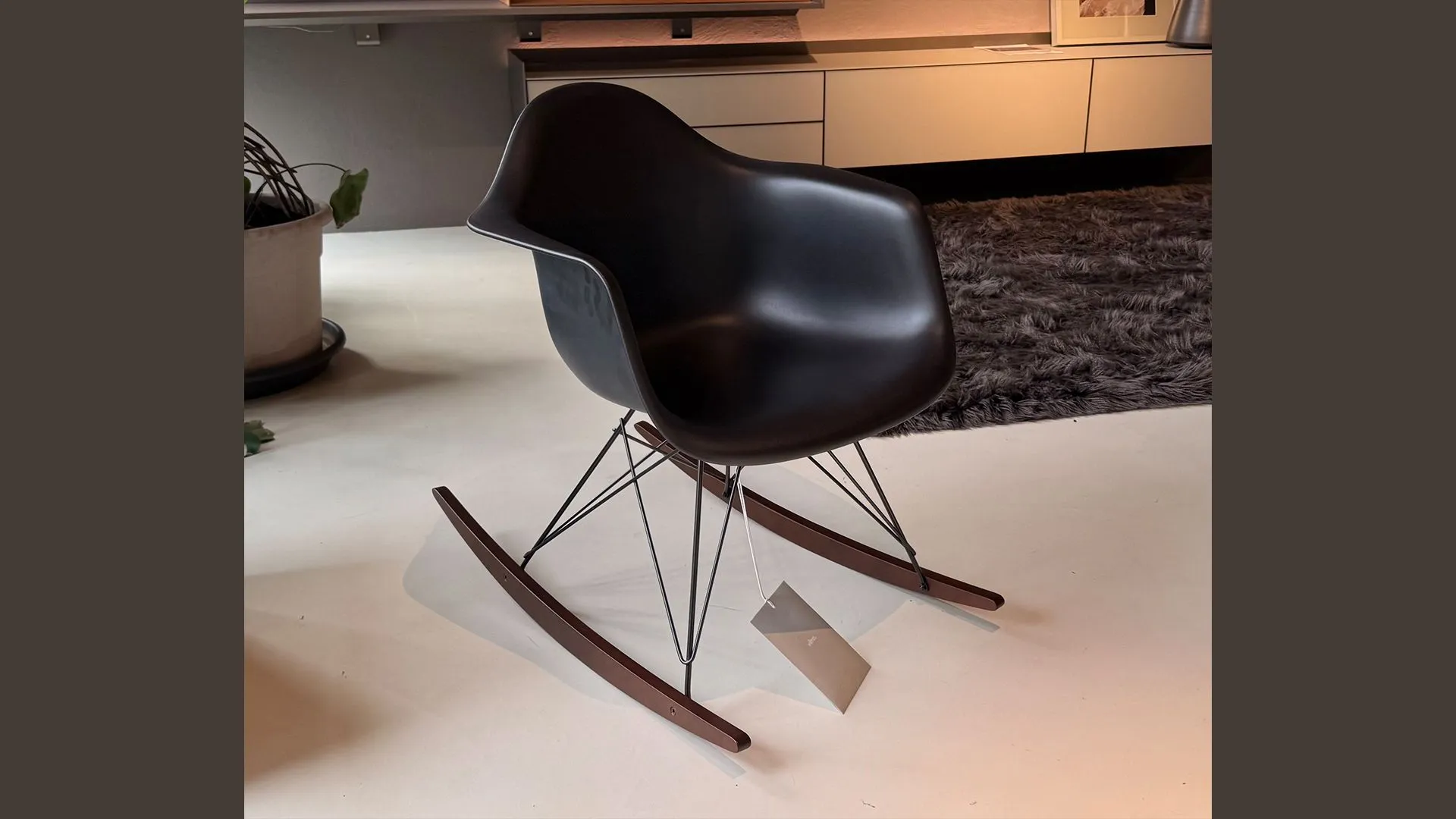 sedia poltroncina dondolo di Vitra