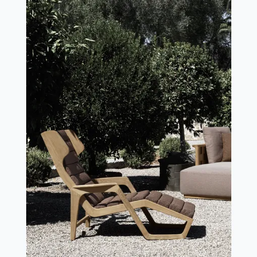 Poltroncina Chaise Longue D 150 5 in tessuto imbottito e trapuntato con struttura in legno masselo di Teak di Molteni & C