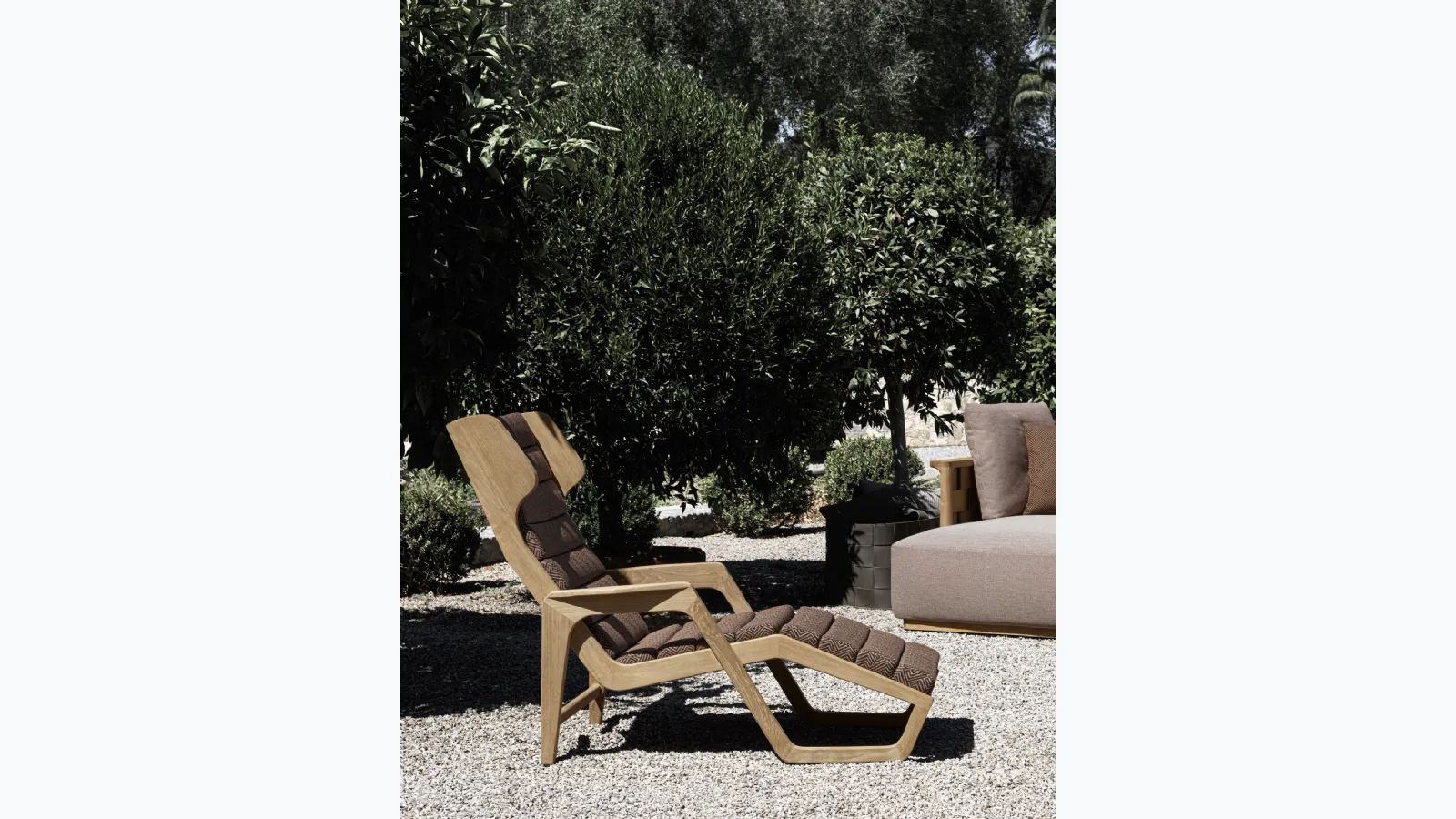 Poltroncina Chaise Longue D 150 5 in tessuto imbottito e trapuntato con struttura in legno masselo di Teak di Molteni & C