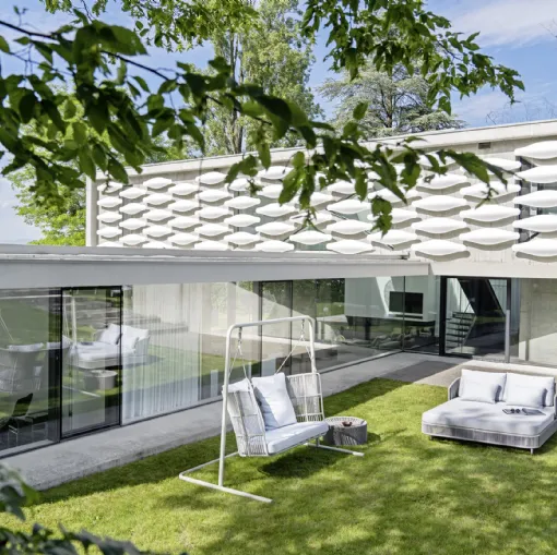 Divano Daybed e Dondolo Tibidabo con struttura in alluminio verniciato a polveri con intreccio in fibra sintetica fatto a mano e cuscini in tessuto imbottito di Varaschin