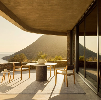 Sedia Gianna Poltroncina in tessuto e legno di Varaschin