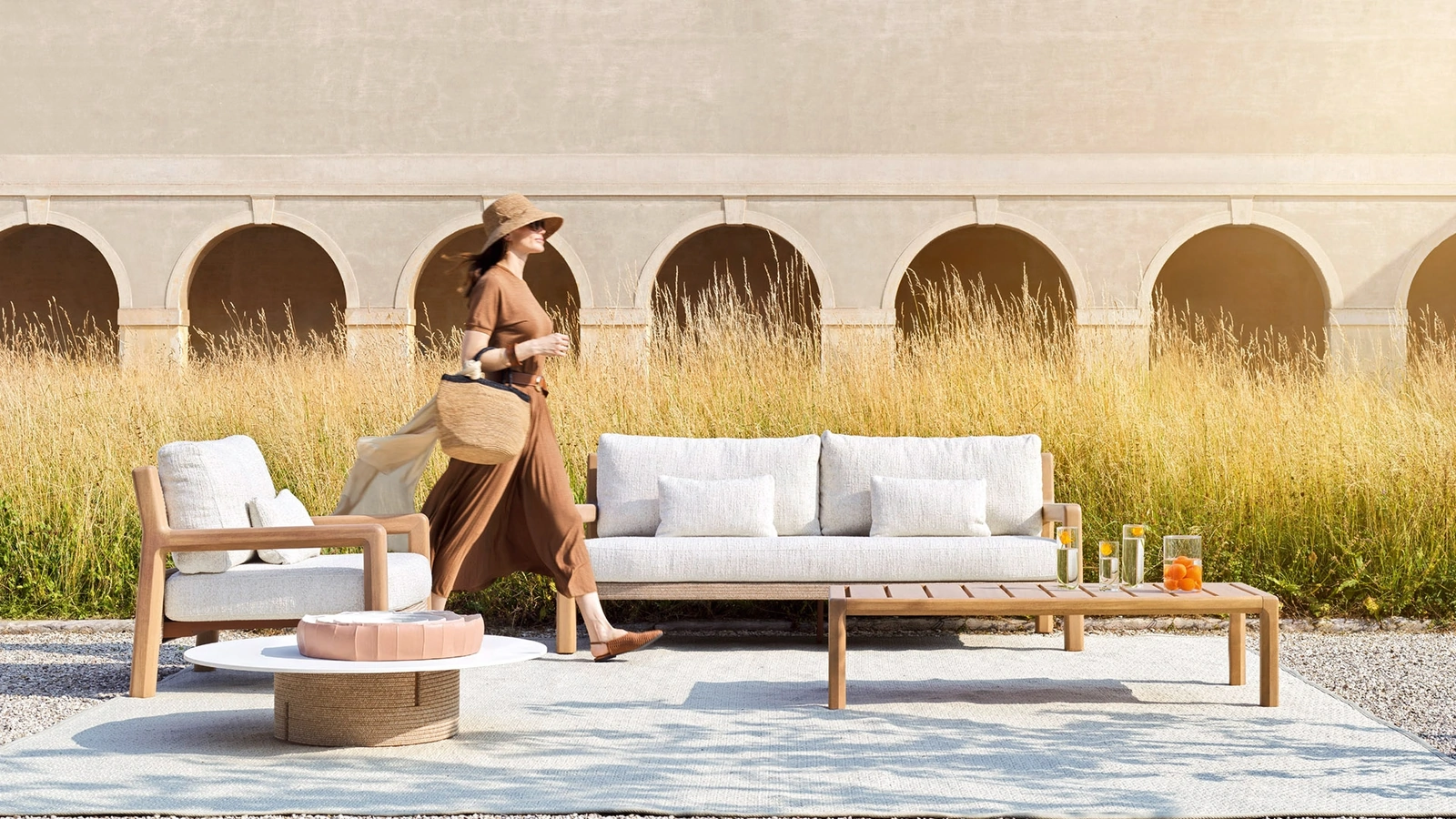 Salotto da esterno Gianna in legno e tessuto di Varaschin