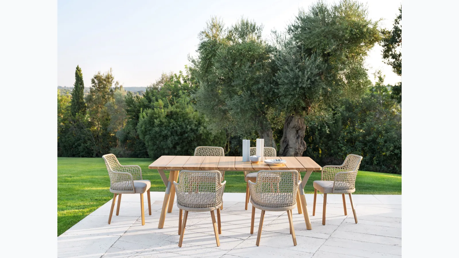 Poltroncina in legno di Iroko con seduta in tessuto e schienale in polipropilene intrecciato Emma di Varaschin