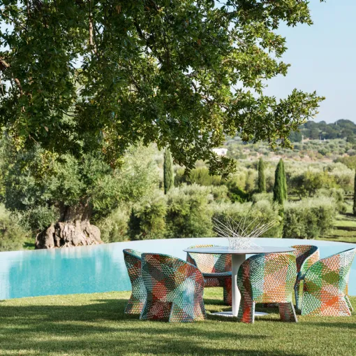 Poltroncina Maat in alluminio rivestita con 4 fettucce in fibra sintetica intrecciate di Varaschin