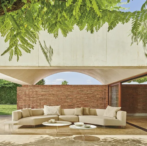 Tavolini di varie misure ed altezze con base in polimetilmetacrilato e top in HPL e ceramica bocciardata Belt Air di Varaschin