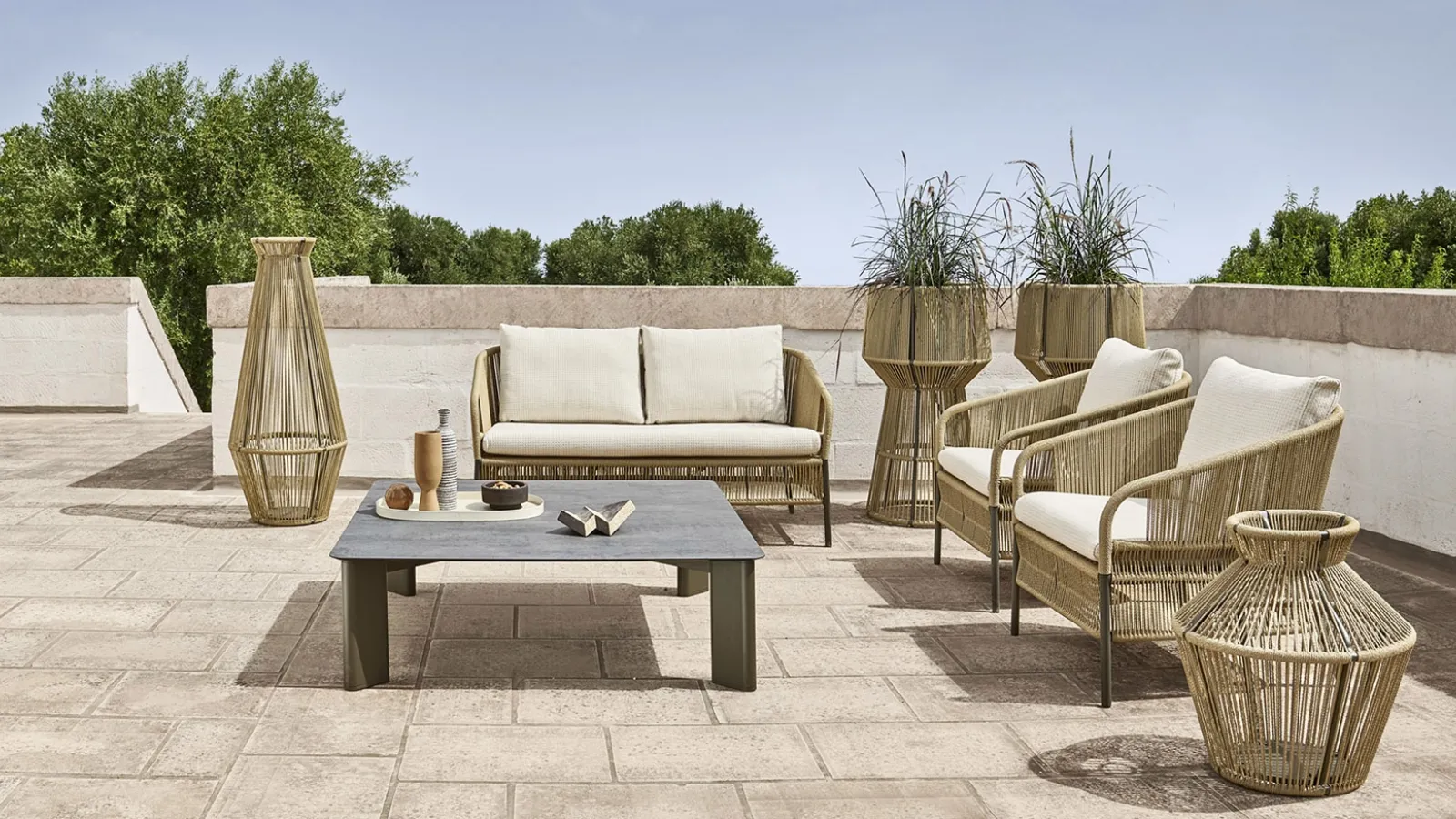 Tavolino quadrato Plinto in alluminio verniciato e top in HPL e ceramica bocciardata di Varaschin