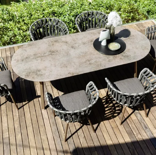 Tavolo ellittico Emma in alluminio con top in ceramica bocciardata di Varaschin