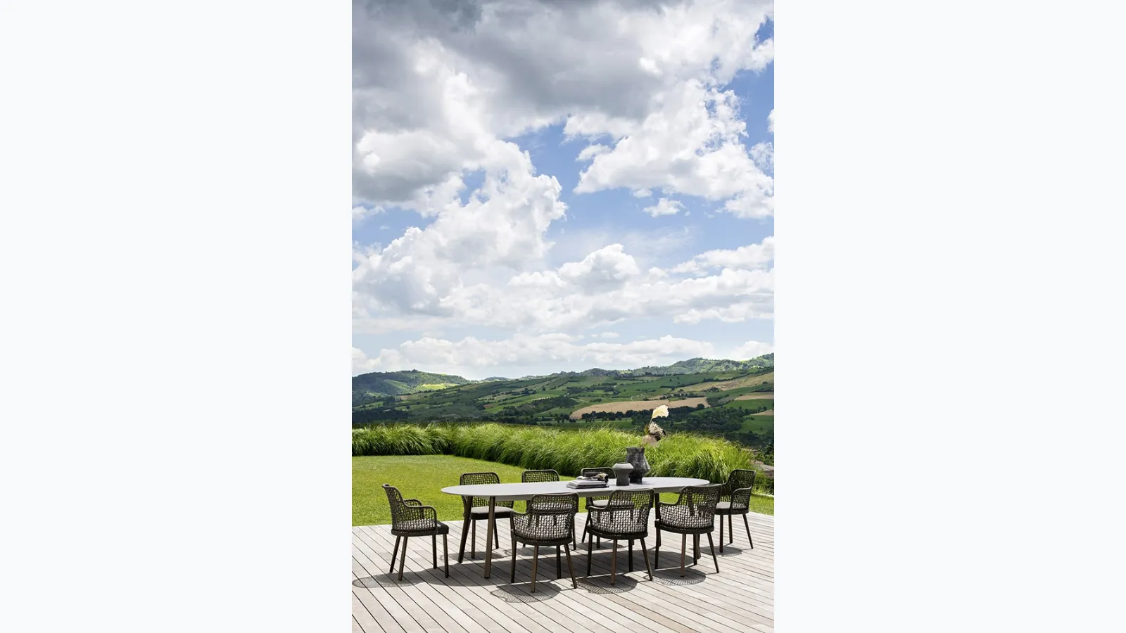 Tavolo ellittico Emma in alluminio con top in ceramica bocciardata in versione allungabile LOW di Varaschin