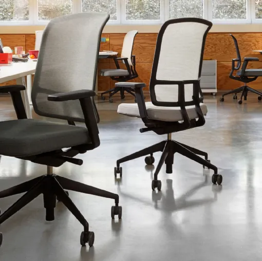 Sedia Operativa ergonomica con sedile in tessuto imbottito e schienale in rete AM Chair di Vitra