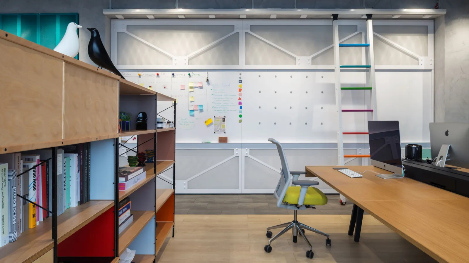 Libreria da Ufficio componibile in legno di betulla e metallo Eames Storage Unit ESU di Vitra