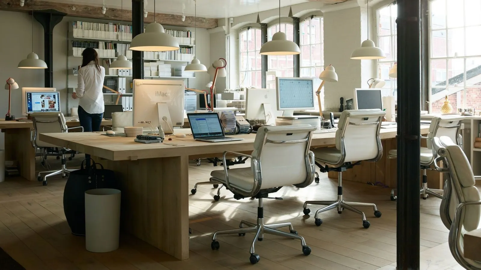 Scrivania operativa in legno Eames Table di Vitra