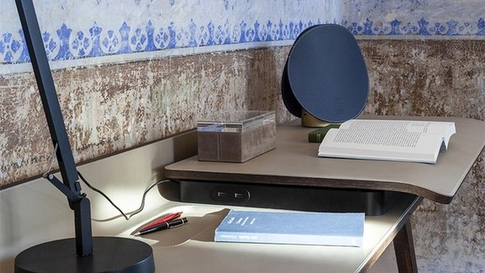 Scrivania Operativa Iren Freestanding in legno con rivestimento in pelle di Poltrona Frau