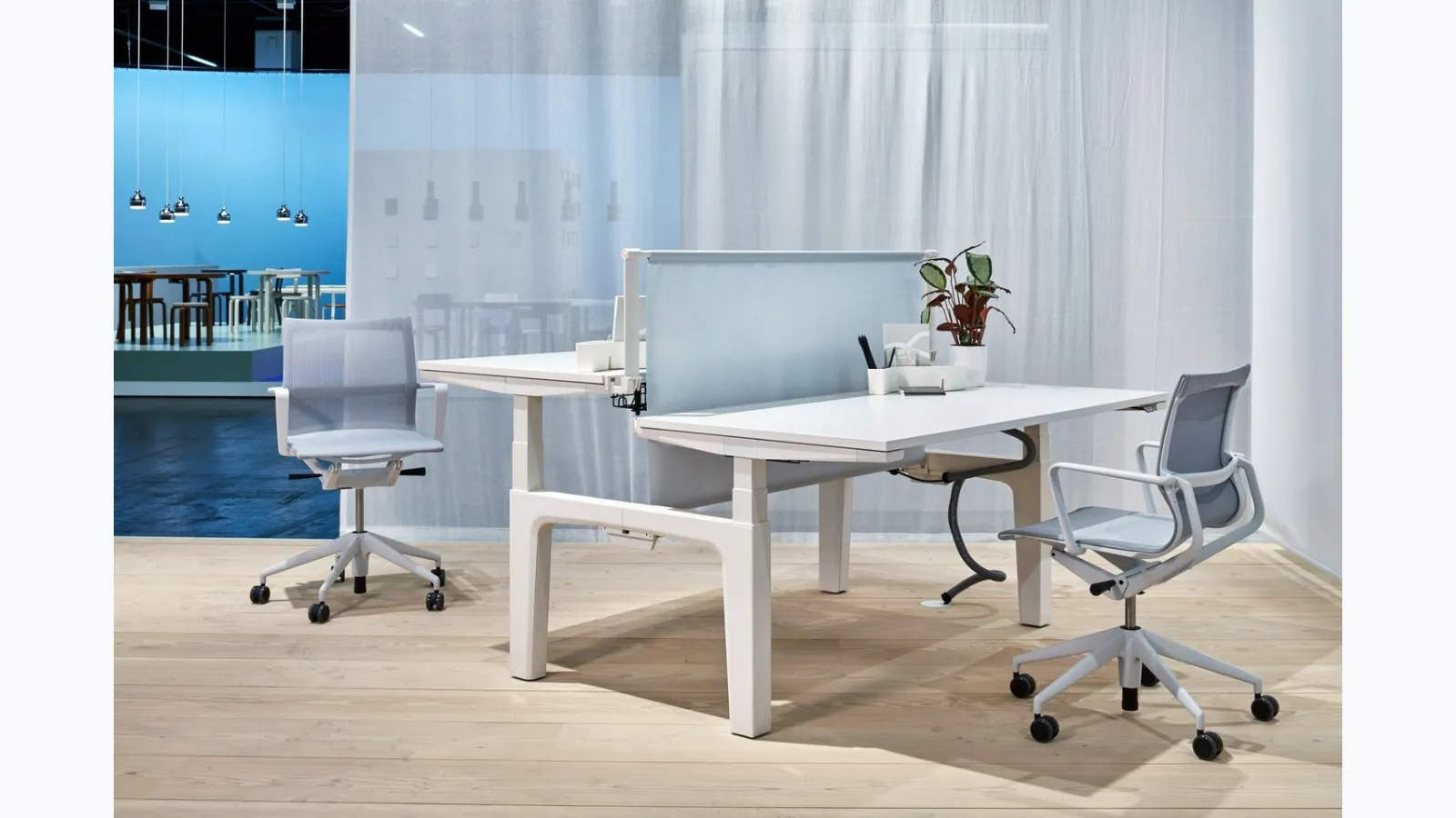 Sedia Operativa Physix leggera e slanciata in tessuto high-tech e alluminio di Vitra