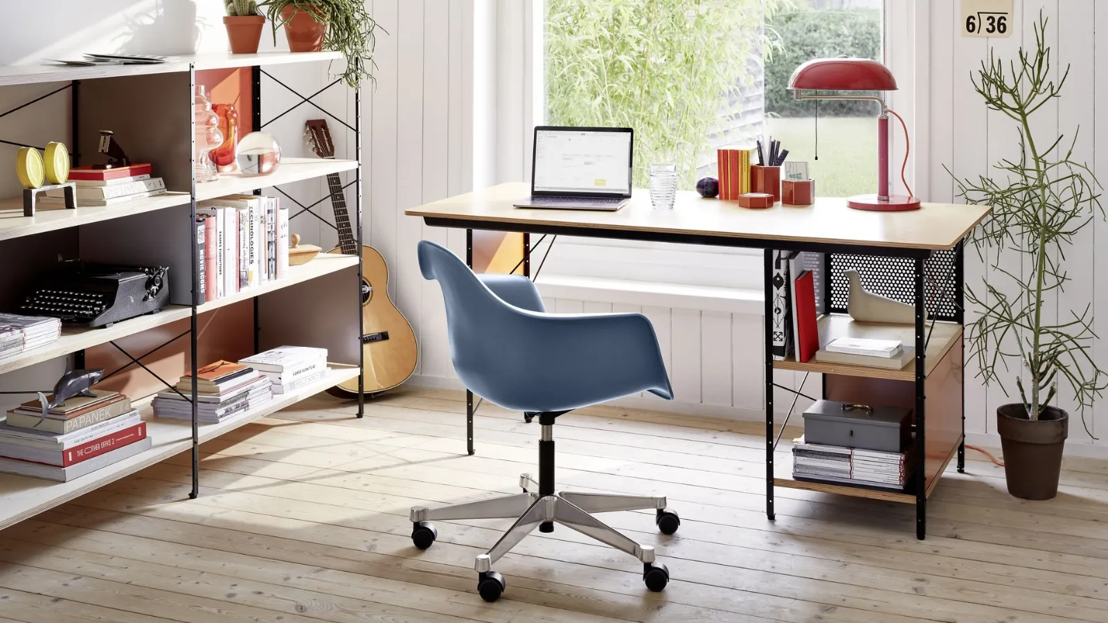 Sedia Operativa in polipropilene con base a cinque razze in alluminio Eames Plastic Armchair PACC di Vitra